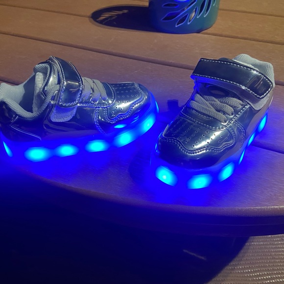 - Kids shoes with Led lights. Rechargeable. Brand new. USB cord included! - Picture 4 of 7